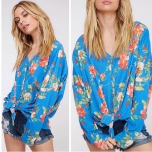🆕Blue floral top, button down